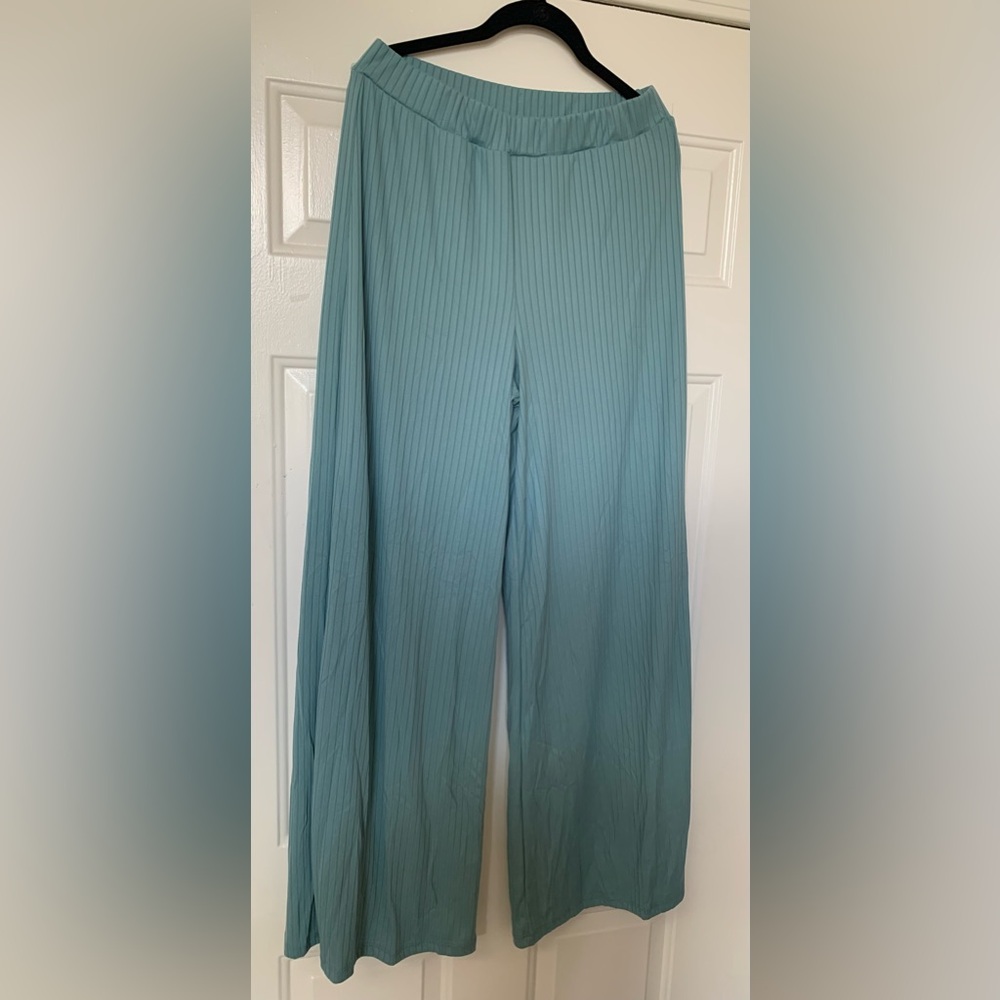 Lulu's Wide Ribbed Wide Leg Pants NWT 🌴